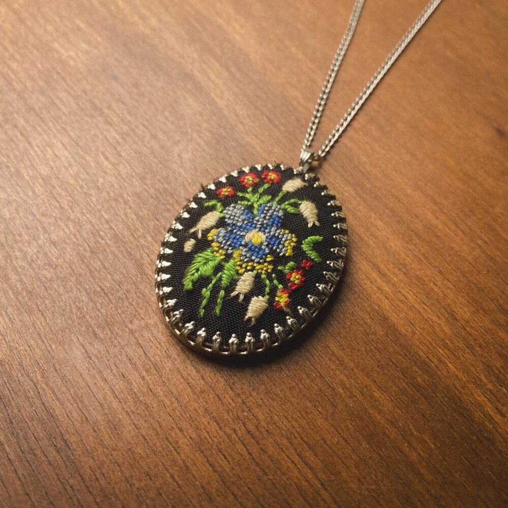Vintage Floral Stitch Cottagecore Embroidered Oval Pendant Silver Chain Necklace